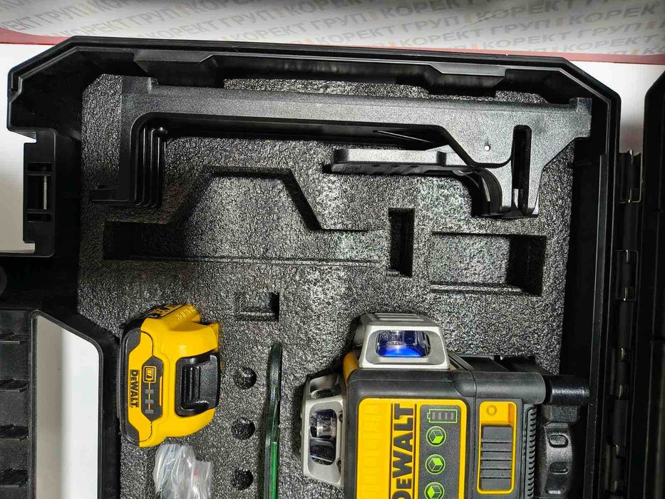 Акумулаторен зелен линеен лазерен нивелир DeWALT DCE089D1G,30м,0.3мм/м
