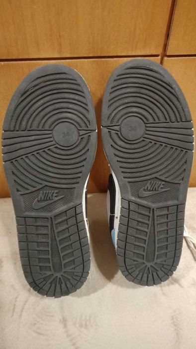 Обувки Nike Jordan 34 номер, запазени, с леки следи от употреба.