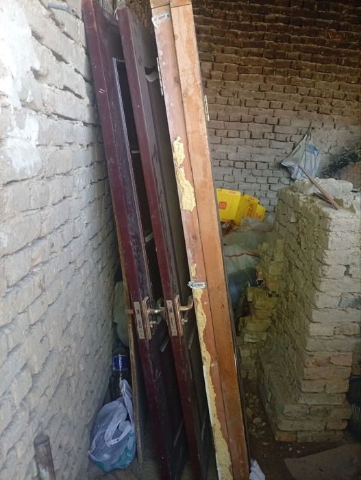 Tahta eshik sotiladi