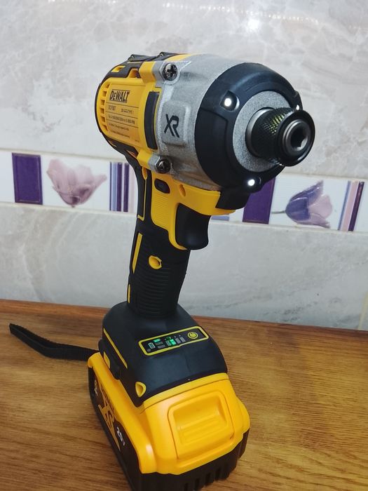 Autofiletanta cu impact DCF887 cu o baterie de 6a Nou