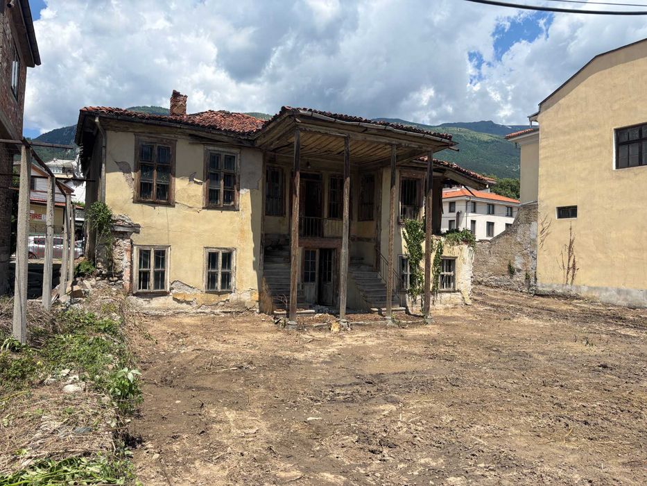 Автентична СТАРИННА КЪЩА с двор ЦЕНТЪРА на Карлово