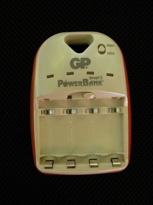 Зарядно устройство и 4 акумулаторни батерии АА  (R 6)