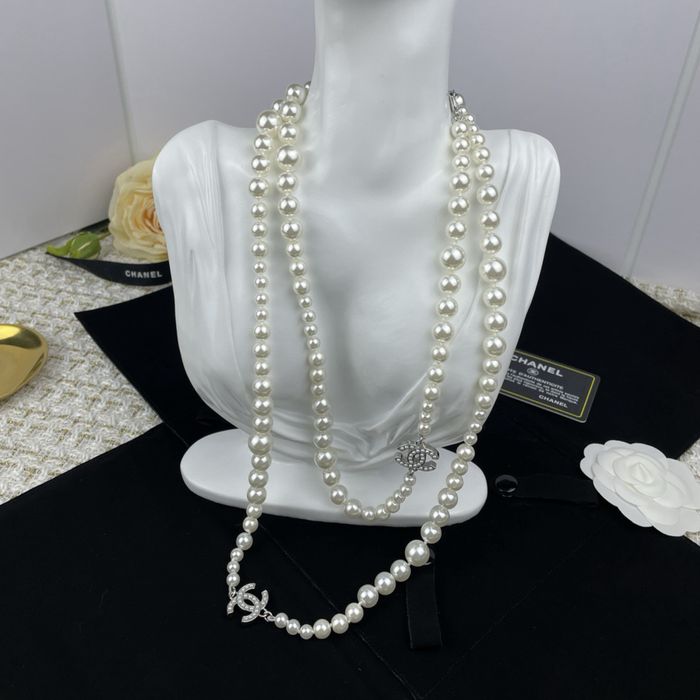 Colier Chanel cu perle artificiale si logo-ul emblematic CC-La comanda !