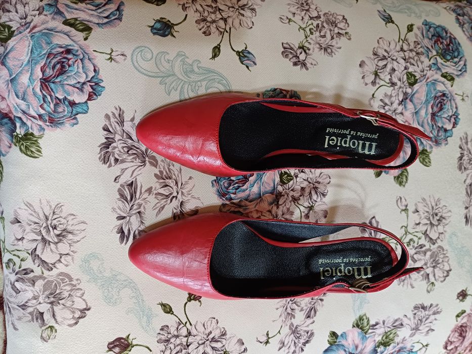 Vând sandale, mărimea 39, culoare  roșie, piele naturală, preț 130 lei