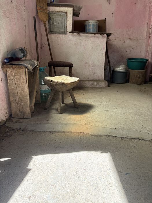 Vand mobilier vechi , ladoi , carpete cusute manual , multe lucru vechi de 100 de ani