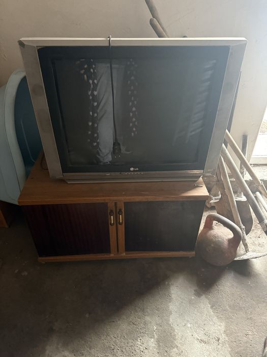 Телевизор вместе с тумбой