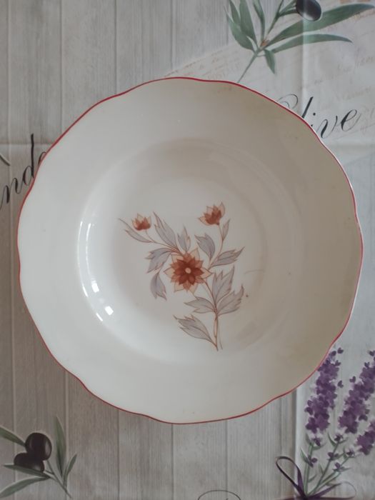 Порцеланови чинии няколко модела