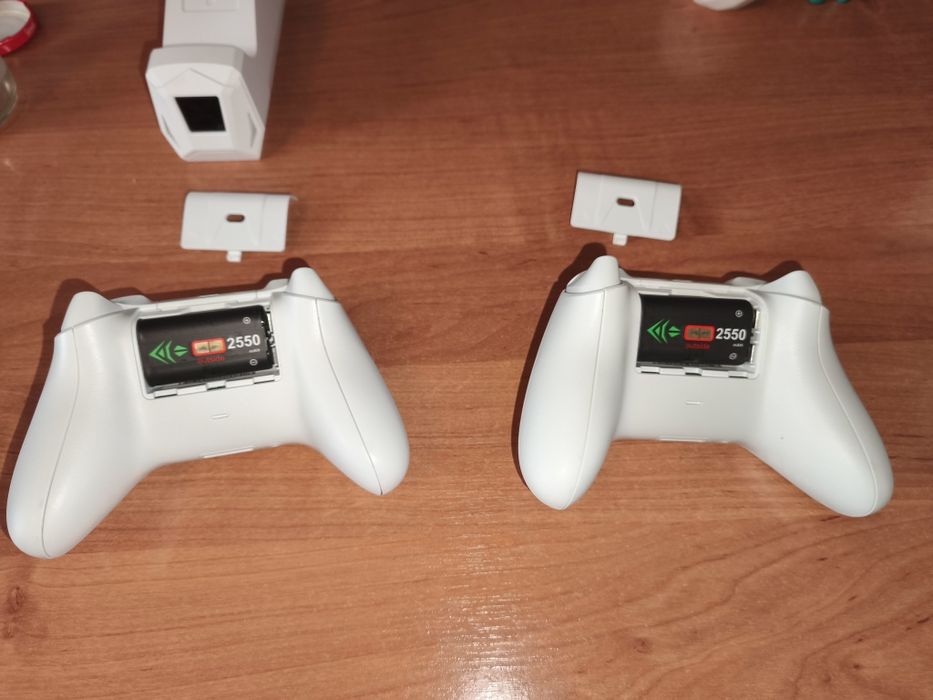 Xbox Series S,два геймпада