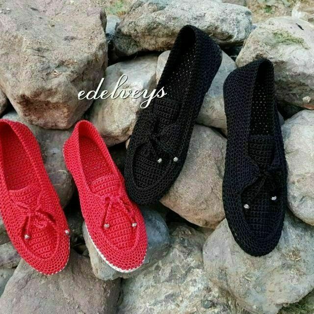 Oyoq kiyimlar to'qilgan