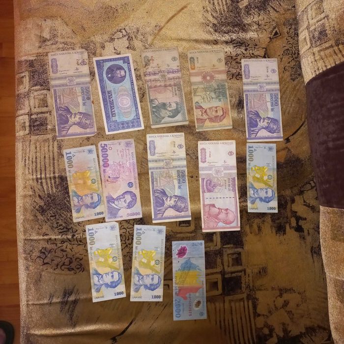 Bună ziua vănd bani vechi..