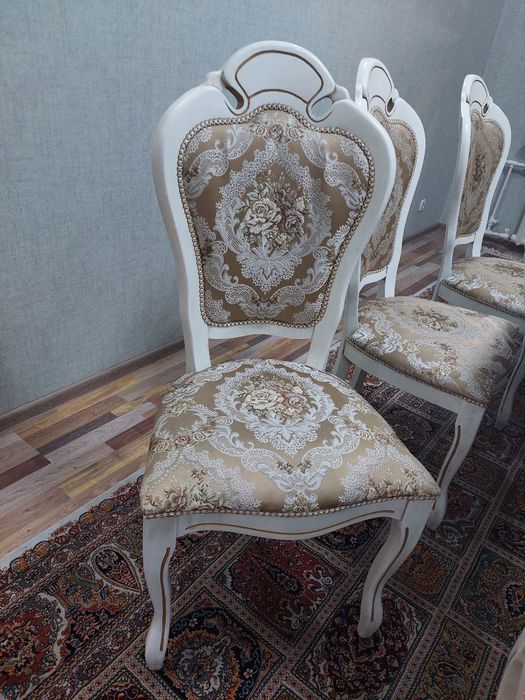 Продаётся комплект из стола и стульев (10)