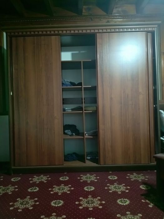 Спальня гарнитура сотилади