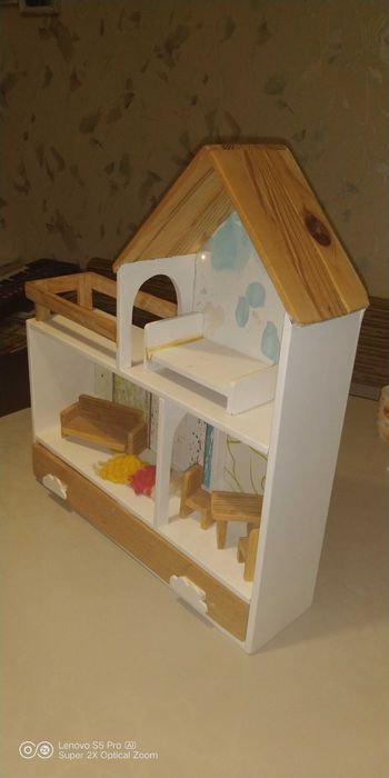 Дървена къща за кукли