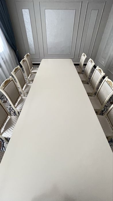 Большой стол со стульями