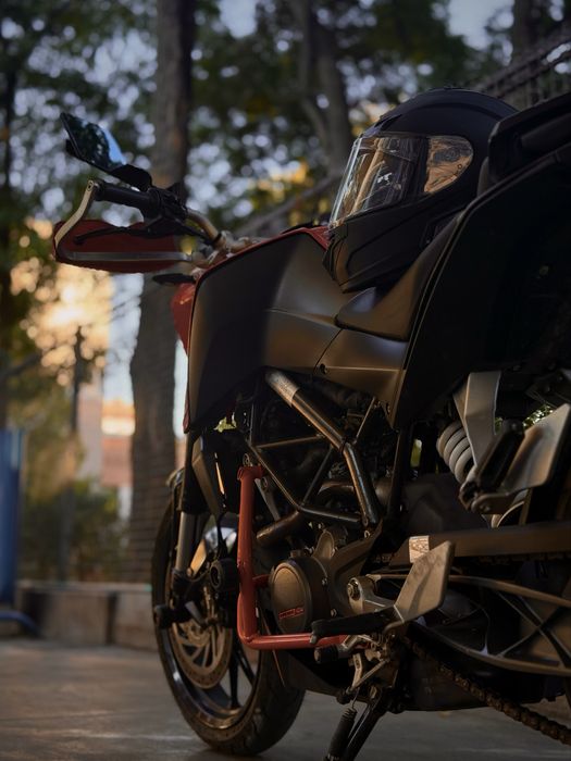 Ktm duke 125.