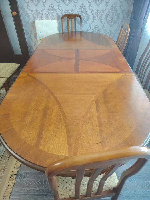 Продам стол для гостиной