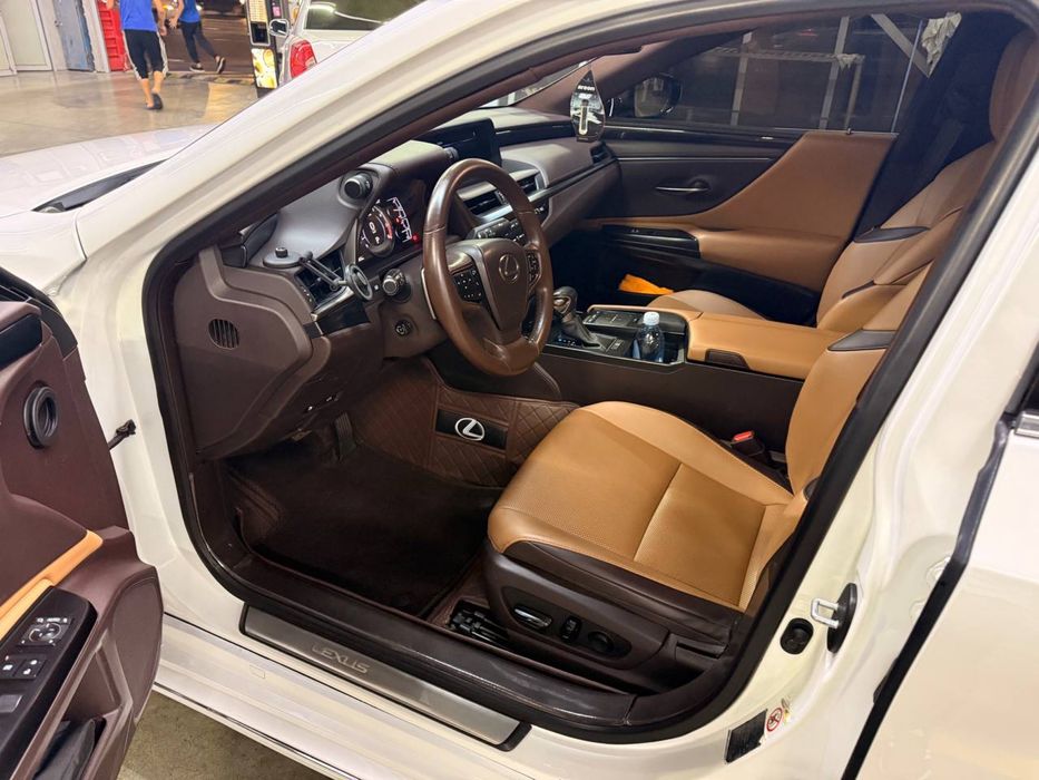 Lexus ES350.
