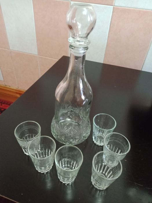 Блюдо.Чайник графины, половник...