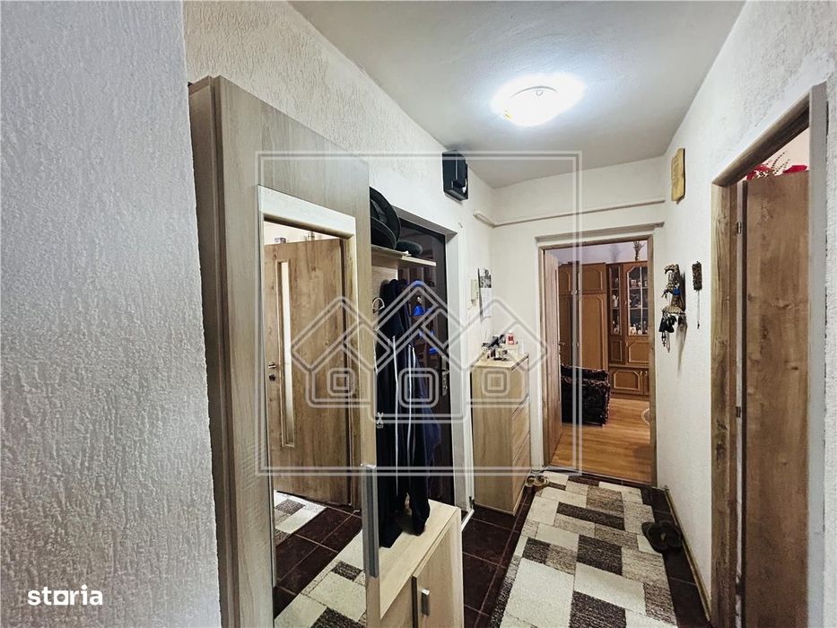 Ap decomandat, cu 2 camere, balcon, etaj intermediar - M. Viteazu