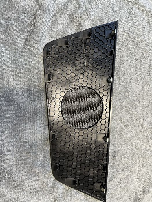 Plasa boxa bord auto vw golf 8