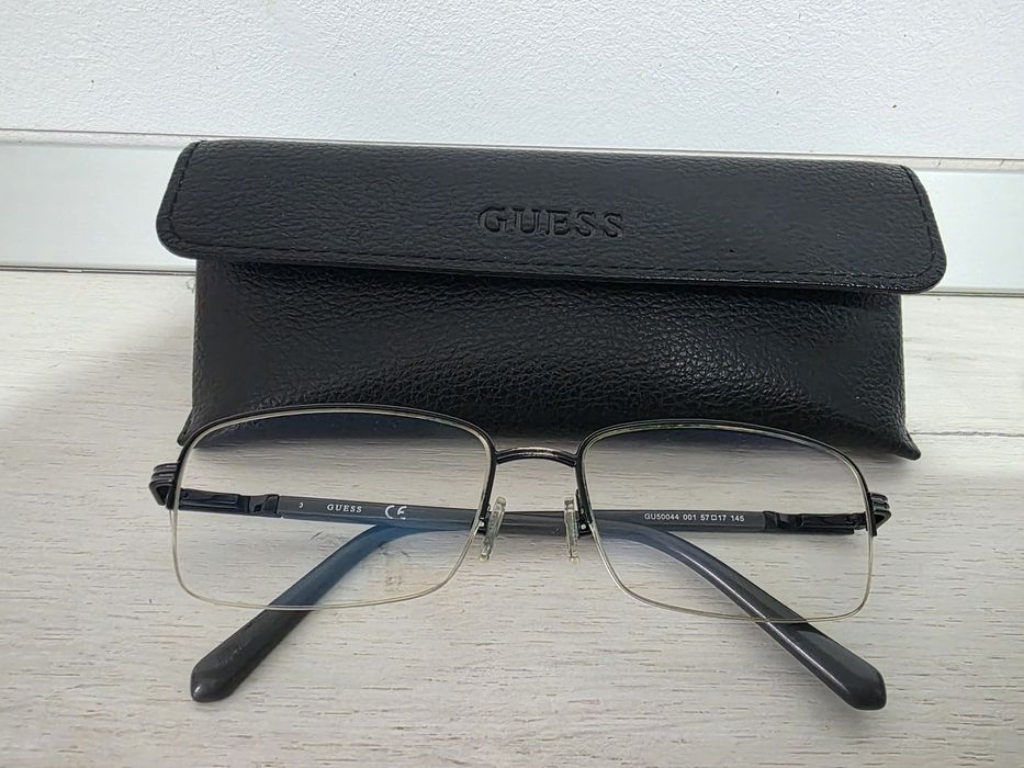 Vand ochelari vedere pentru distanta  Guess