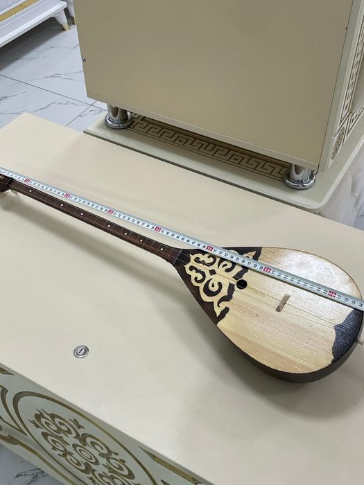 Домбыра средного размера