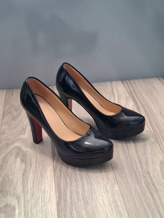 Отдам даром б/у женские обуви молодёжный