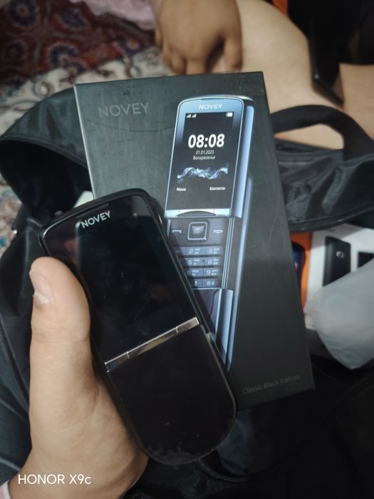 Yangi telefon iwlatilmagan klaviatura