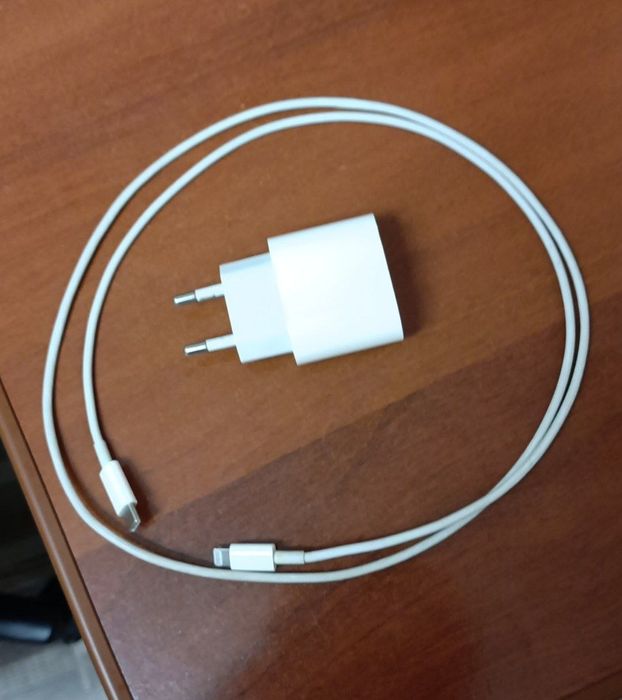 Iphone зарядник.