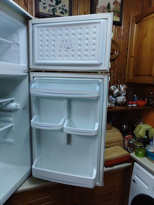 Хладилник с горна камера