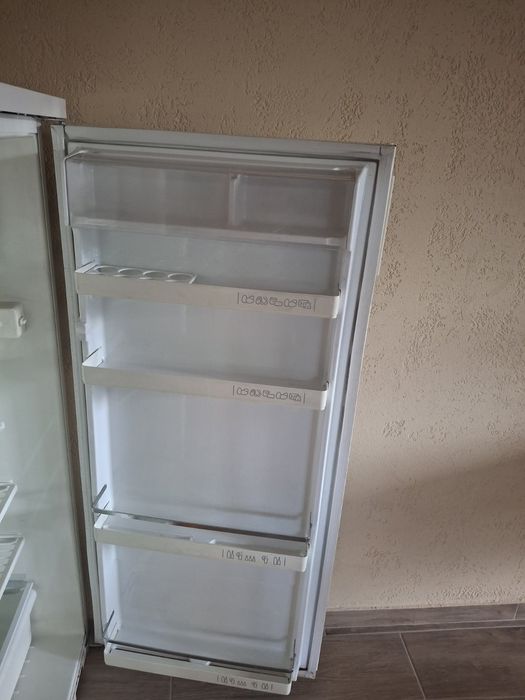 Продавам отлично работещ хладилник Зануси