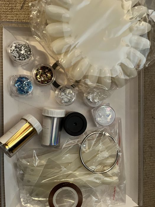 Декорации за маникюр- фолио, четки, бои, камъчета и др