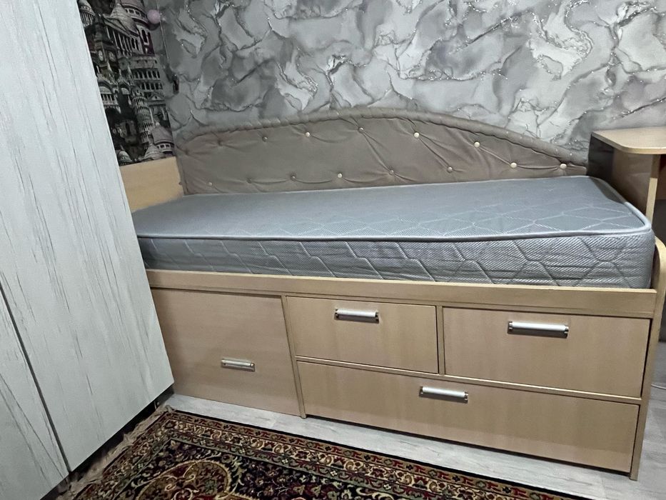 Продам кровати + стол и шкаф
