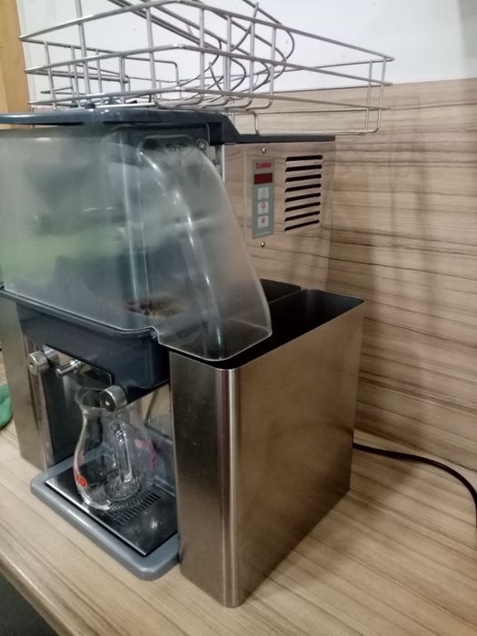 Продавам фреш машина Zummo Z06!