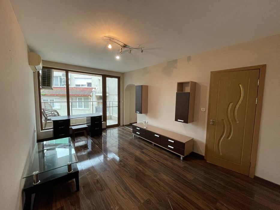 Двустаен апартамент с морска панорама в Бриз