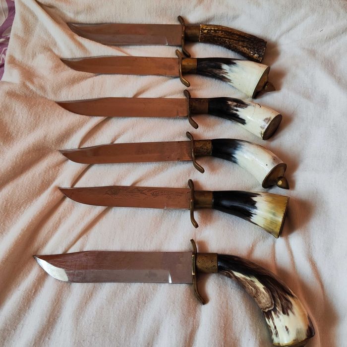 Колекция от автентични ловджийски ножове