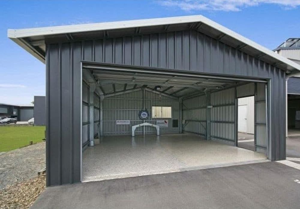 Garaje modulare moderne pe schelet metalic și panouri sandwich