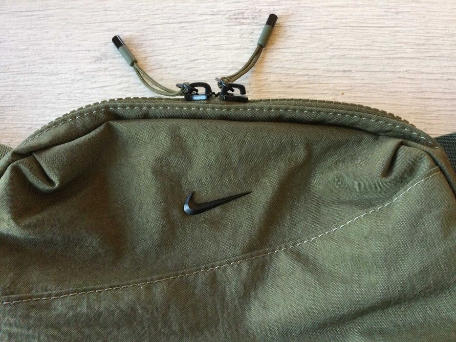 НОВА оригинална мъжка / унисекс маслено зелена чанта / crossbody bag / чантичка за кръста "банан" NIKE / Найк от САЩ