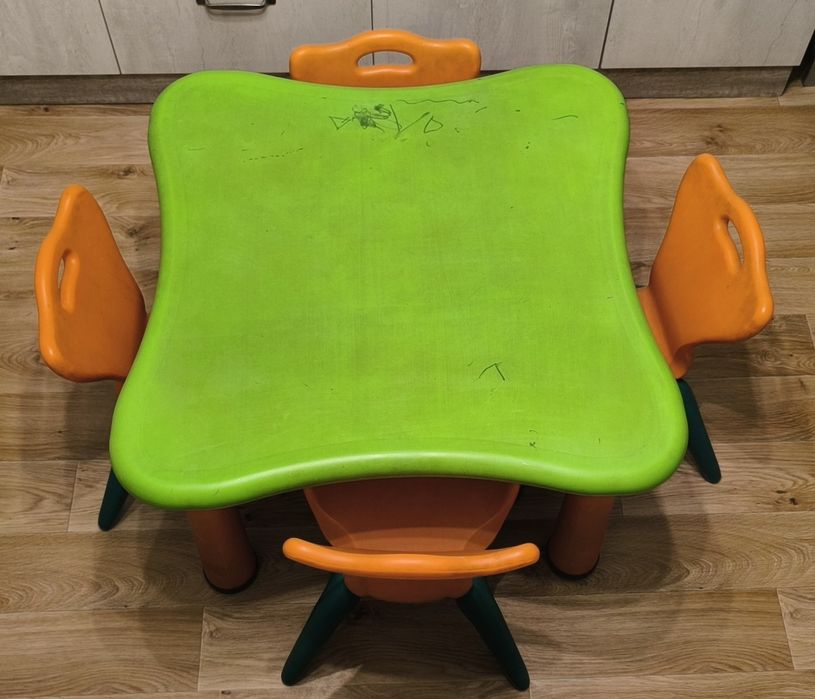 Столик детский + стулья.