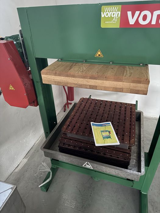 Presa hidraulica 100P1 ca noua pentru sucuri fructe legume