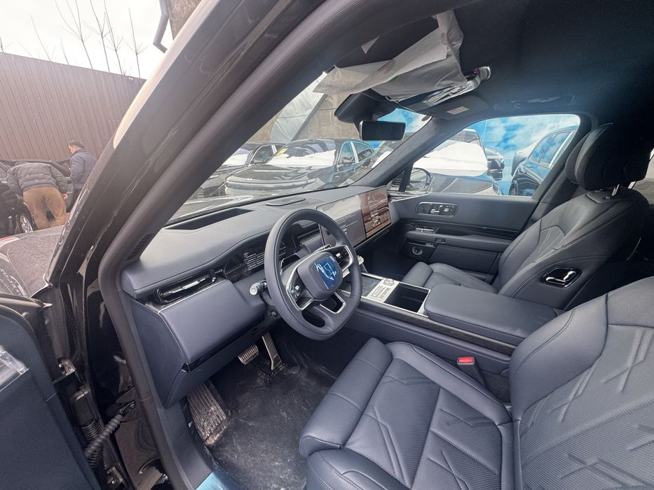 ZEEKR X9 ultira 70 kw full sedena aylanadi ikkita manitor tayori bor