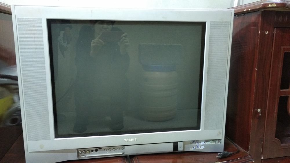 Телевизор с подставкой