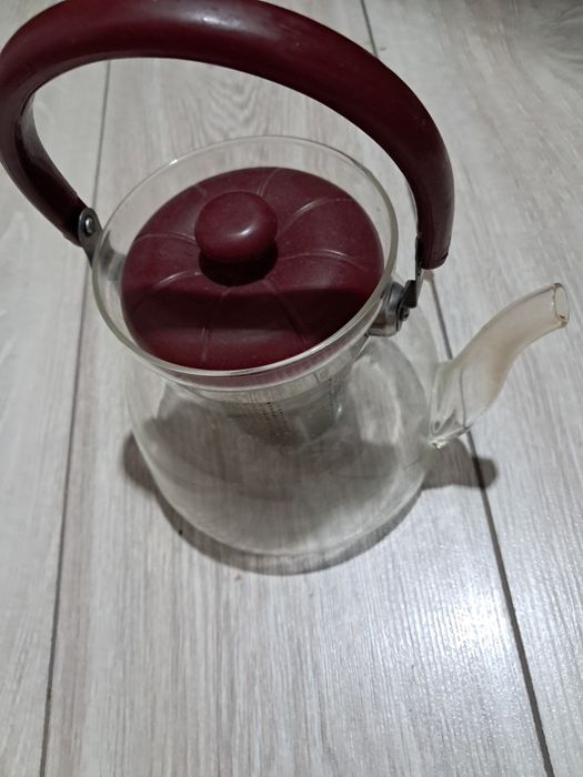 Бесплатно Чайник с заварником продам.