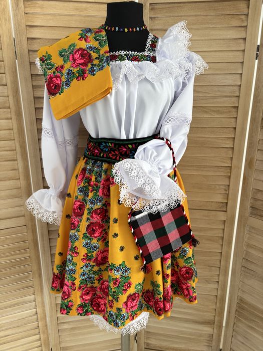 Costum popular pentru femei de Maramures complet