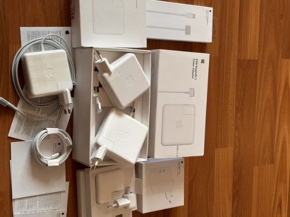 на MacBook - зарядка, блок питания . . .