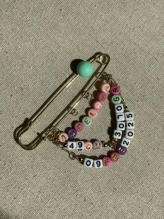 Безопасна игла/ брошка с име на бебе или дете