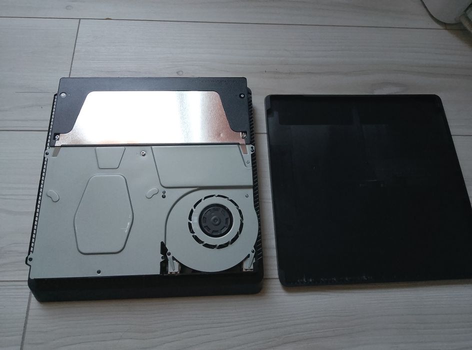 Уникална Playstation 4 Slim
