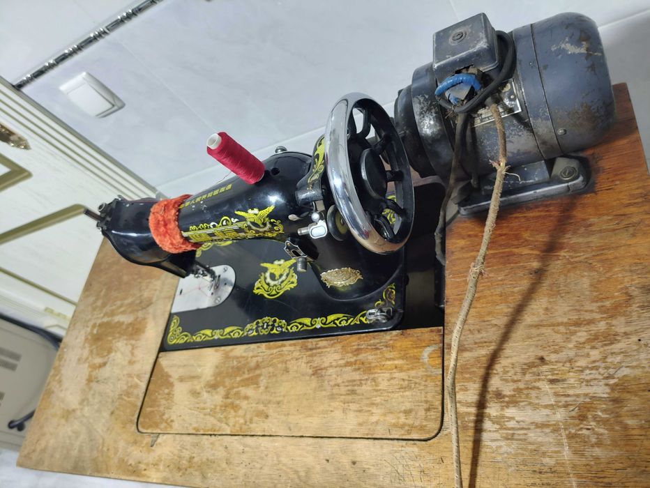 Швейная машина с электроприводом, с мощным мотором встроенный на стол