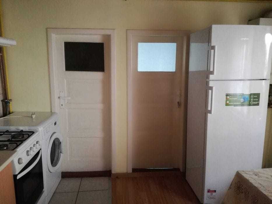 Inchiriez apartament la casa in Sebes
