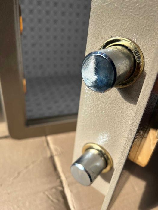 Seif cu doua chei, ecran defect